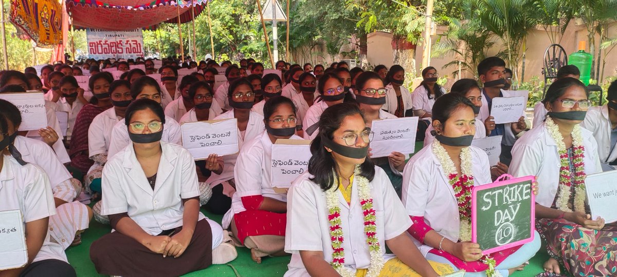 apvetmedicos's tweet photo. మాటల కంటే మౌనం ఎక్కువ మాట్లాడుతుంది. మా నోటికి రిబ్బన్‌లు కట్టుకోవడం ఏళ్ల తరబడి నిర్లక్ష్యానికి ప్రతీకగా 13 ఏళ్లుగా మారని 7,000 స్టైఫండ్‌ను సూచిస్తుంది. మేము న్యాయమైన స్టైఫండ్‌కు అర్హులం.!!!  
శ్రీ వెంకటేశ్వర వెటర్నరీ విశ్వవిద్యాలయంలో నిరవధ��క సమ్మె 10వ రోజుకు, రిలే నిరాహార దీక్ష 6వ రోజుకు చేరుకుంది. స్టైఫెండ్ పెంపుదలపై ప్రభుత్వం ఇప్పటికీ స్పష్టమైన ప్రకటన చేయకపోవడంతో, పశు వైద్య విద్యార్థులు నల్ల రిబ్బన్లు ధరించి మౌన నిరసన చేపట్టారు. తమ న్యాయమైన డిమాండ్‌ను మరింత గట్టిగా వినిపించేందుకు విద్యార్థులు ఇప్పుడు ఉద్యమాన్ని ఉధృతం చేస్తున్నారు.  గత 13 సంవత్సరాలుగా పశు వైద్య విద్యార్థుల స్టైఫెండ్ రూ.7,000గానే కొనసాగుతోంది. ఈ కాలం���ో అన్ని రంగాల్లో మహామారులు (inflation) పెరిగినా, ఇతర ప్రొఫెషనల్ కోర్సులకు సంబంధించి విద్యార్థుల స్టైఫెండ్లు పెరిగినా, పశు వైద్య విద్యార్థుల స్టైఫెండ్ మాత్రం పెరగలేదు. 2022లో 28 రోజులపాటు నిరవధిక సమ్మె చేసినప్పుడు, అప్పటి పశుసంవర్ధక శాఖ మంత్రి సిదిరి అప్పలరాజు గారు "ఇది చాలా చిన్న సమస్య, వెంటనే పెంచుతాం" అని హామీ ఇచ్చారు. కానీ, ఇప్పటి వరకు ఎలాంటి చర్యలు తీసుకోలేదు.  ప్రస్తుతం ఉన్న ప్రభుత్వంపై విద్యార్థులకు పూర���తి విశ్వాసం ఉంది. వైద్య విద్యార్థుల సంక్షేమాన్ని దృష్టిలో ఉంచుకుని, ఇతర వైద్య విద్యార్థులకు అందుతున్న ప్రోత్సాహాన్ని పశు వైద్య విద్యార్థులకు కూడా అందించాలని వారు కోరుతున్నారు. ప్రభుత్వం వీలైన త్వరలోనే స్పందించి, స్టైఫెండ్ పెంపుదలకు తగిన చర్యలు తీసుకుంటుందనే ఆశతో విద్యార్థులు ఎదురుచూస్తున్నారు. అయితే, ప్రభుత్వం స్పందించని వరకు సమ్మె విరమించే ప్రసక్తే లేదు అని విద్యార్థులు స్పష్టం చేశారు.
#apvetmedicos #tirupati #proddatur
#Garividi #gannavaram
@VeterinaryIndia @ncbn @naralokesh @katchannaidu
@AndhraPradeshCM @PurandeswariBJP @BJP4India
@PawanKalyan @mnadendla @Dr_NarayanaP @Anitha_TDP @satyakumar_y @RamanaiduTDP @PayyavulaOffl @SatyaAnagani @kpsarathyTDP @ravi_gottipati @bcjrofficial @tgbharath
@SavithammaTDP @TV9Telugu @sakshitvdigital
@NtvTeluguLive @tv5newsnow @abntelugutv
@10TvTeluguNews @etvandhraprades @hmtvnewslive
@StudioN @ysjagan @YSRCParty @iTDPOfficial
@NaniPulivarthi @R_Madhavi_Reddy
@ReddeppagariSVR @justbarundas