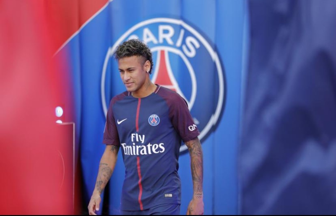 Delphin40999300's tweet photo. Neymar              /                   La même https://t.co/5cgKUYLvva