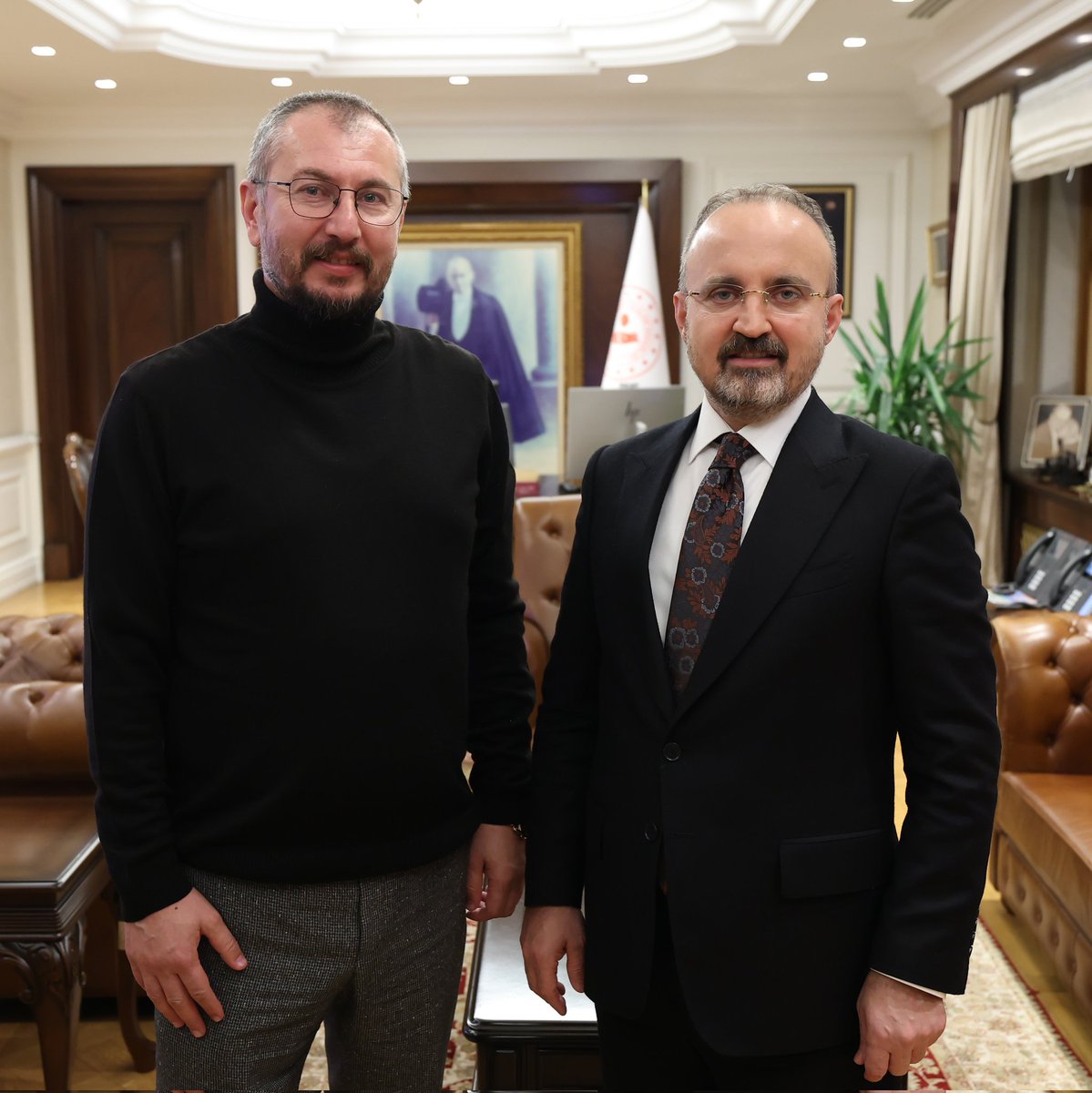 Önce yoldaş, sonra yol. Nereye gittiğinden çok, kiminle gittiğin; nereye gittiğinden çok neye gittiğin önemlidir. Çünkü ; Yoldaşın varsa, yol yorsa da güzeldir...
"Başarı bir yolculuktur, bir varış noktası değil."