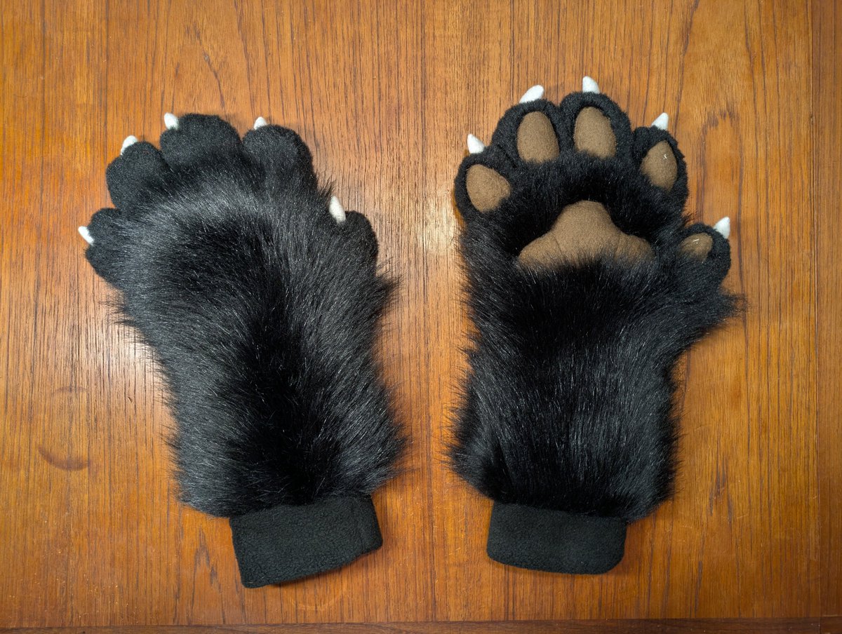LoimuFox's tweet photo. I've been planning making new handpaws for my (otherwise commissioned) #fursuit for a while, so last year I chose to actually do it. After a ton of work and learning I finished them, just in time for NFC! There's beginners mistakes for sure but I really like them!

 #fursuitmaker https://t.co/C0plbTb9Nm