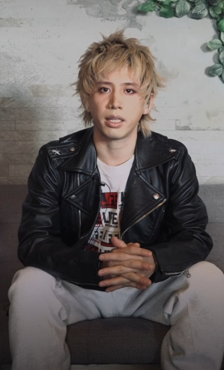 my friend said Taka wore the same jacket as at 35xxxv live. i