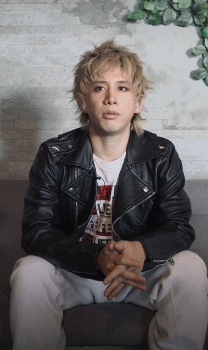 my friend said Taka wore the same jacket as at 35xxxv live. i