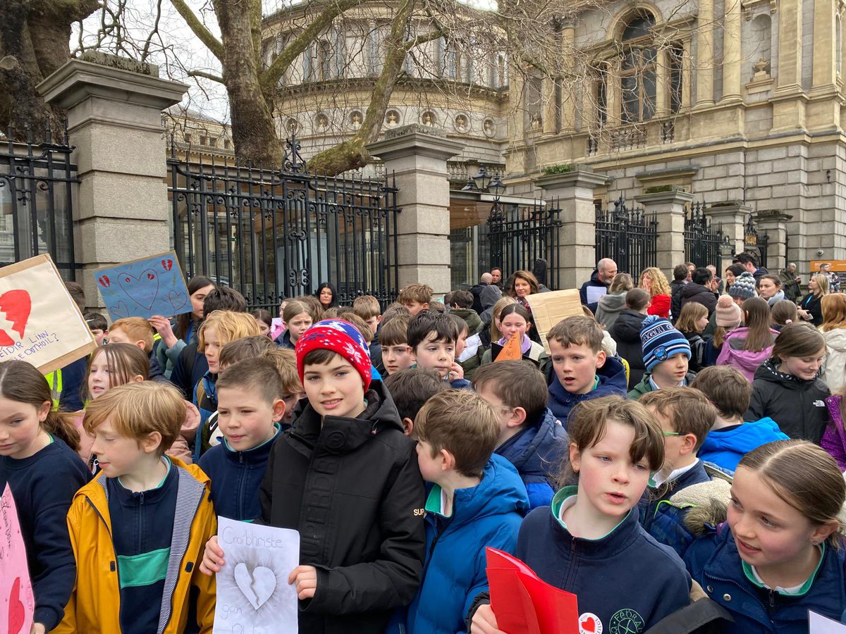 Gaelcholaiste2's tweet photo. Bhailigh na páistí le chéile taobh amuigh de Theach Laighean inniu. 

The children and families need clarity and a timeline for the delivery of a Gaelcholáiste. https://t.co/nkuRXOtyXV