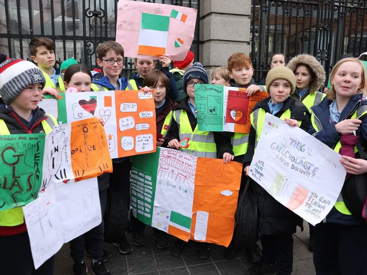 Gaelcholaiste2's tweet photo. Bhailigh na páistí le chéile taobh amuigh de Theach Laighean inniu. 

The children and families need clarity and a timeline for the delivery of a Gaelcholáiste. https://t.co/nkuRXOtyXV