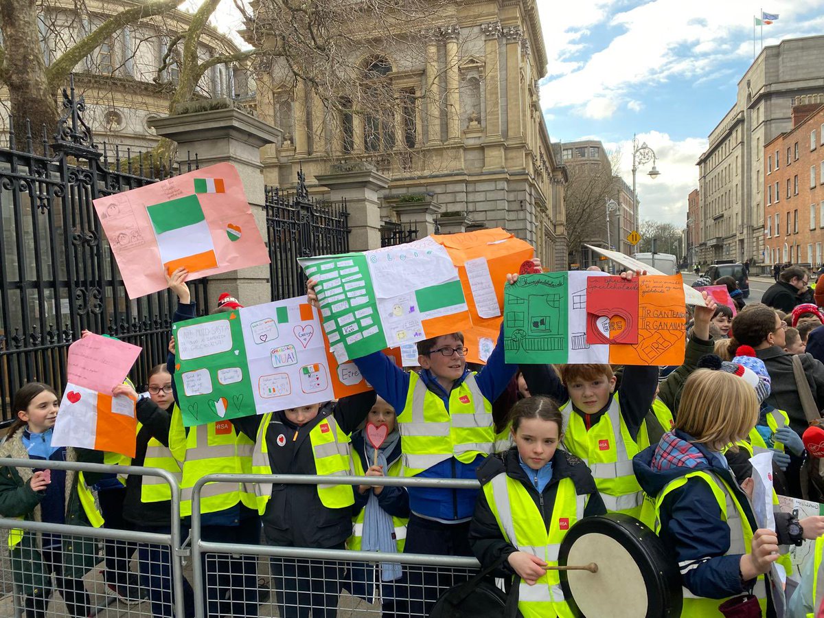 Gaelcholaiste2's tweet photo. Bhailigh na páistí le chéile taobh amuigh de Theach Laighean inniu. 

The children and families need clarity and a timeline for the delivery of a Gaelcholáiste. https://t.co/nkuRXOtyXV