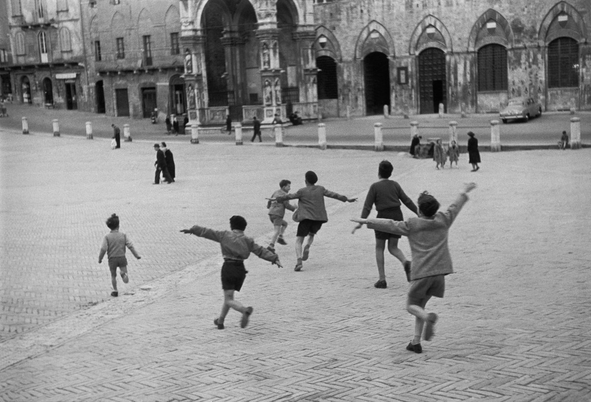 Da S.Valentino a CAMERA apre la mostra Henri Cartier-Bresson e l’Italia.
14 febbraio – 2 giugno 2025, Camera Centro Italiano per la Fotografia  photographers.it/mostre/henri-c… 
Ph. Henri Cartier-Bresson, Siena, 1953 © Fondation Henri Cartier-Bresson / Magnum Photos