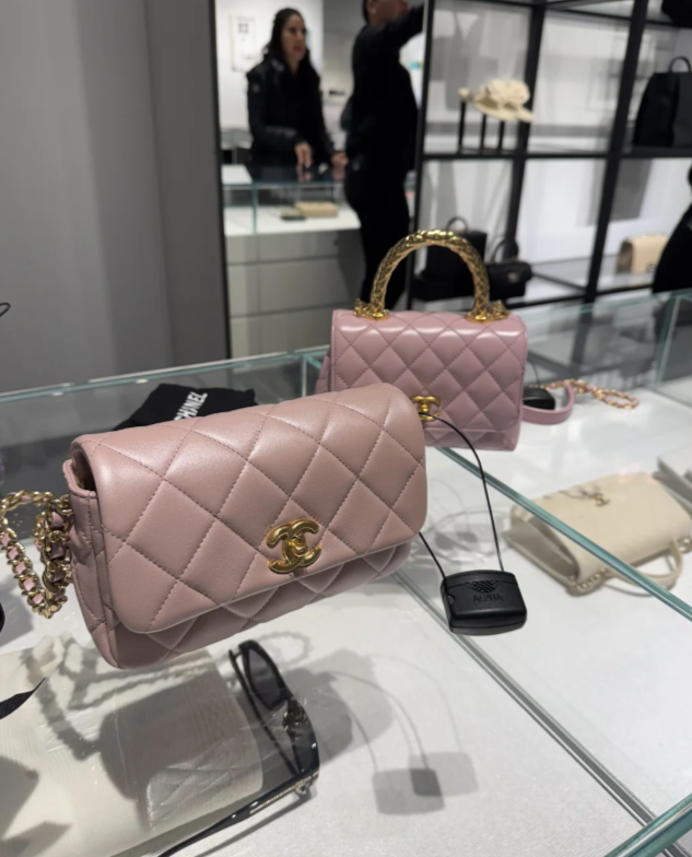 MiaRrhkb's tweet image. I went to five Chanel stores and bought my dream bag.😍