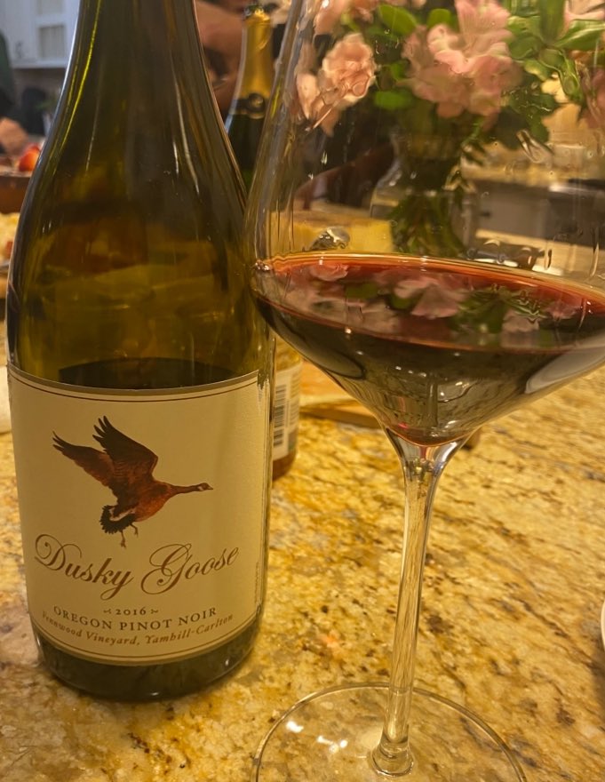 lebonvinfr's tweet photo. Here’s what was #inmyglass 🍷
Crafted by #DuskyGooseWinery, a familyowned estate founded in 2002. Sourced exclusively from the #FennwoodVineyard within the #YamhillCarltonAVA, this 100% PN beautifully expresses the depth and character of its terroir when poured #inyourglass 🍷 https://t.co/alhZoZf2Lz
