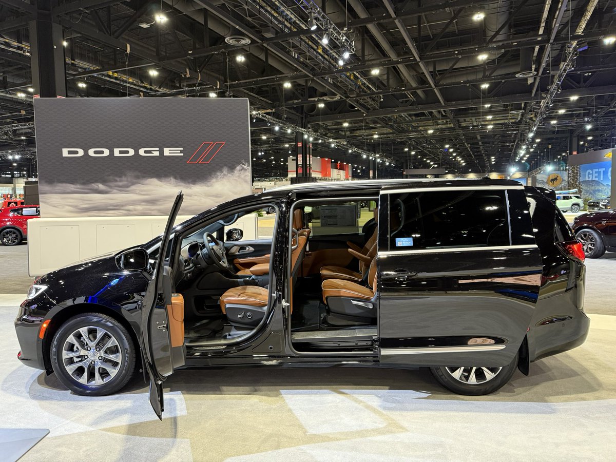 ChiAutoShow's tweet photo. 4 Minivans—one winner. Which is your favorite? Check them out at #CAS2025.

#ChicagoAutoShow #MinivanLife #HondaOdyssey #ChryslerPacifica #KiaCarnival #ToyotaSienna #FamilyRides #AutoShow https://t.co/6F1egIAdoG