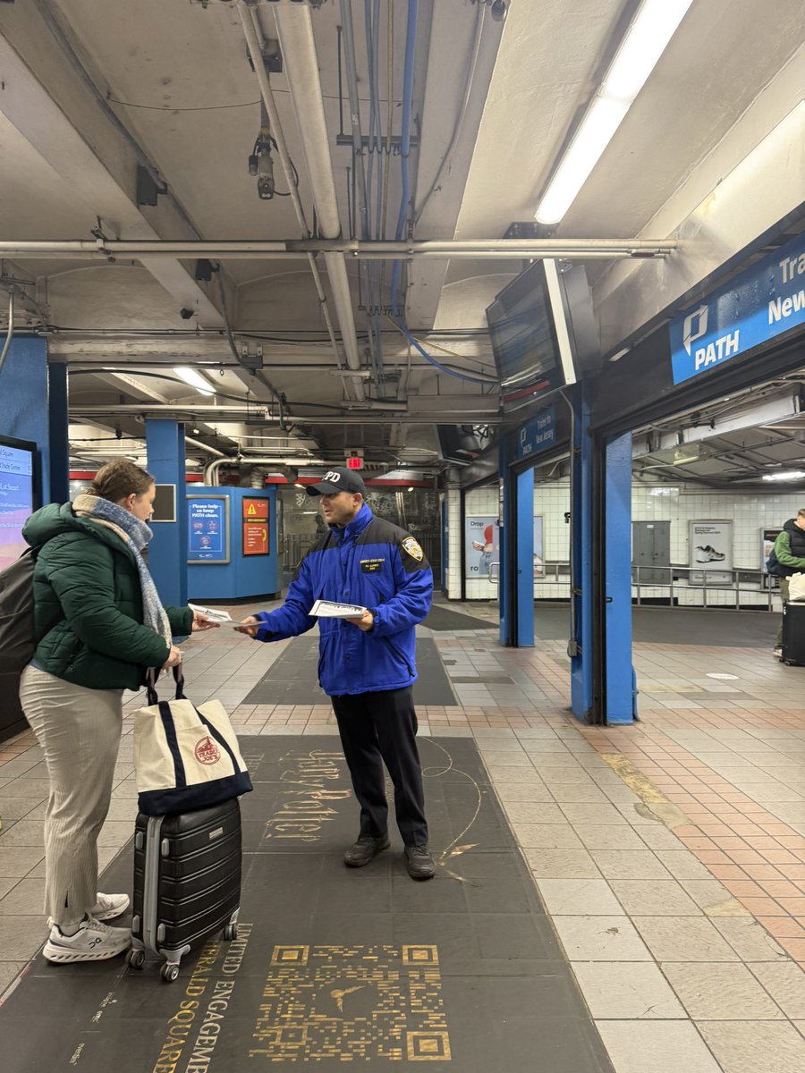 🚨BEWARE OF SCAMMERS🚨

Do not hand over your cell phone to individuals asking to put their info into your money apps. Crime Prevention Officer Aliperti handed out informative flyers inside West 33 St and 6 Avenue Path Train Station.