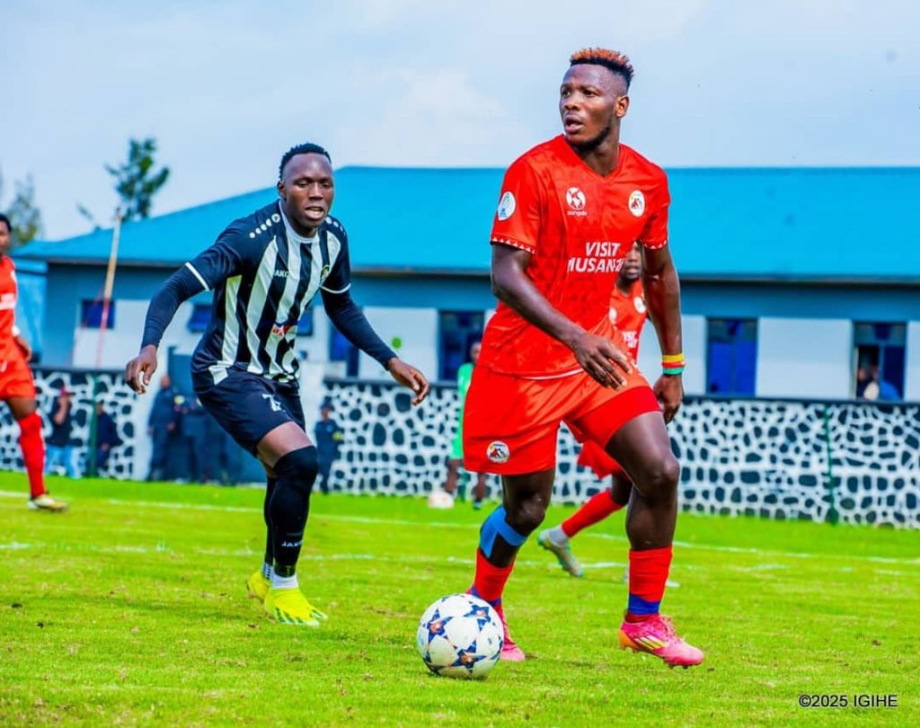 Kosi_foottalk's tweet photo. Ngafei Bertrand in action for Musanze FC against APR today in the Rwandan premier league .
The game ended in a zero all tie
#musanzefc #apr #rwanda https://t.co/Y0J7Jl5rvG
