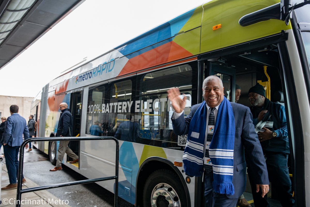 cincinnatimetro's tweet photo. Visit https://t.co/lGOCy8ie9B to check out where you can view a demo articulated BRT bus featuring our new branding, learn more about the project, and provide feedback!
#MetroRapid #efficienttransit #ReinventingMetro #yourwaytogo https://t.co/wGWCWYHRnU