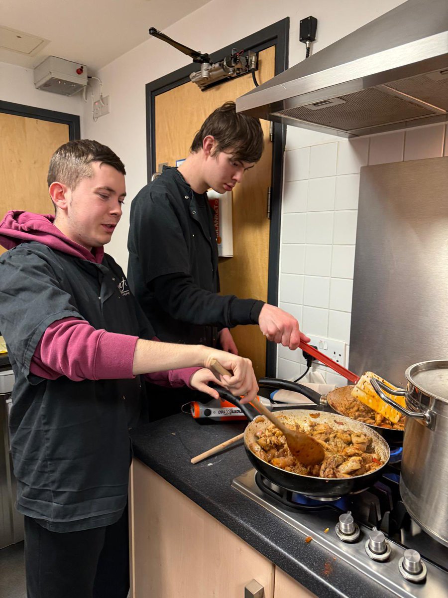 MEmployAble's tweet image. Four of our interns have worked with chefs Shaun &amp;amp; Sarah from @Aramark, to improve their culinary skills! 👨🏼‍🍳

And yesterday, we gathered for a showcase meal, made by our interns 👏

It's such a pleasure to collaborate with brilliant companies like Aramark! ☺️

#cookingskills