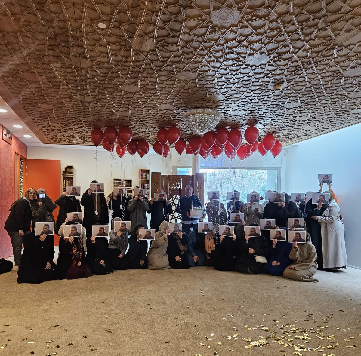 alikemalkadi's tweet image. Een dankbaar hart spreekt

Lieve collega’s,
Wat een bijzondere en onverwachte verrassing! Jullie warme woorden en oprechte waardering hebben mij diep geraakt. Ik voel me gezegend en enorm dankbaar dat ik al 13 jaar mag samenwerken met zo’n betrokken, behulpzaam en gedreven team