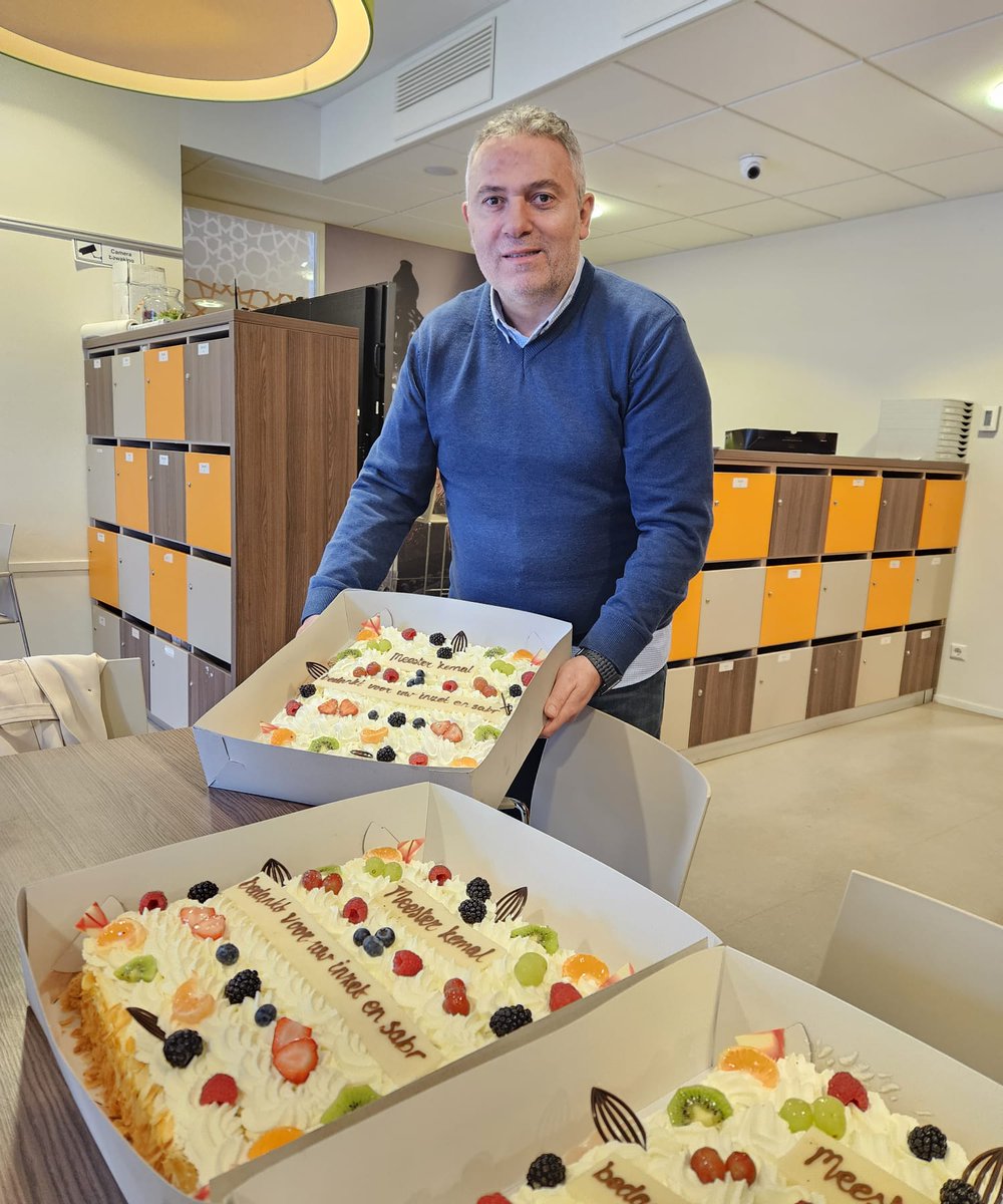 alikemalkadi's tweet image. Een dankbaar hart spreekt

Lieve collega’s,
Wat een bijzondere en onverwachte verrassing! Jullie warme woorden en oprechte waardering hebben mij diep geraakt. Ik voel me gezegend en enorm dankbaar dat ik al 13 jaar mag samenwerken met zo’n betrokken, behulpzaam en gedreven team