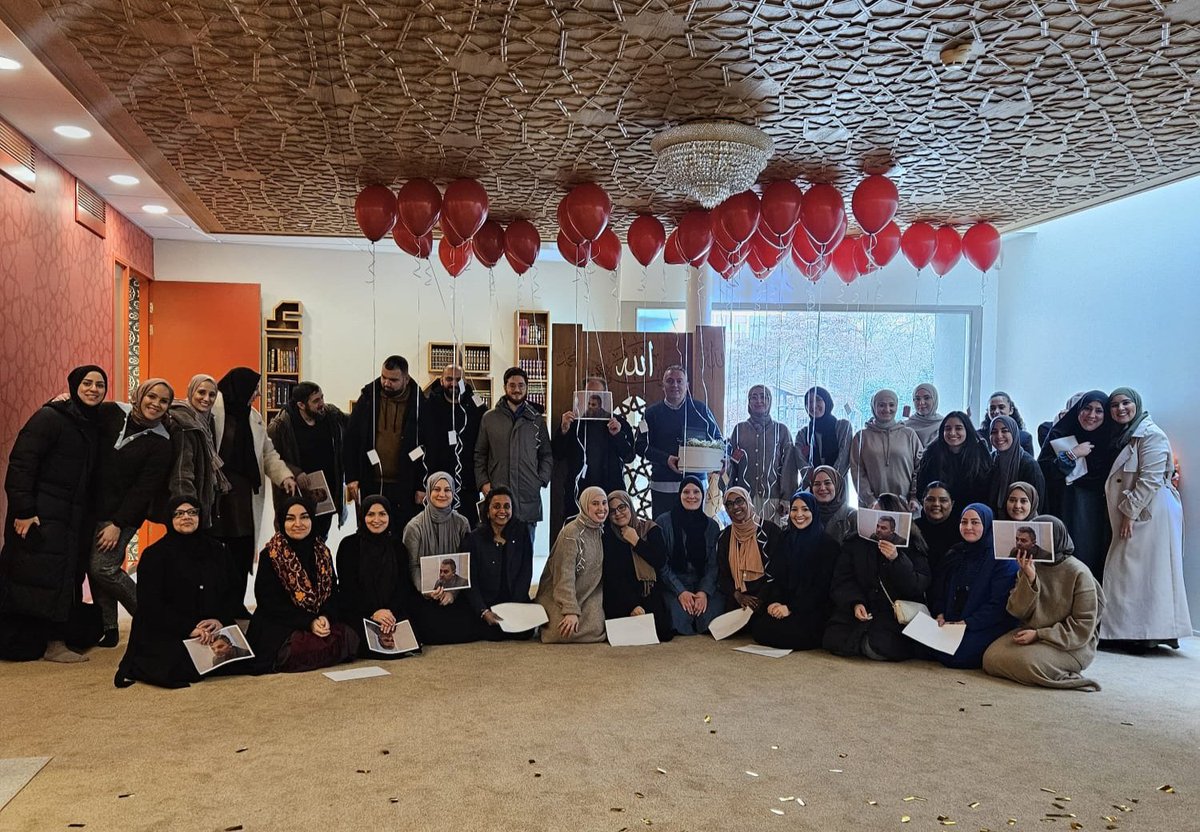 alikemalkadi's tweet image. Een dankbaar hart spreekt

Lieve collega’s,
Wat een bijzondere en onverwachte verrassing! Jullie warme woorden en oprechte waardering hebben mij diep geraakt. Ik voel me gezegend en enorm dankbaar dat ik al 13 jaar mag samenwerken met zo’n betrokken, behulpzaam en gedreven team