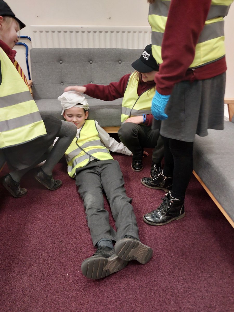 HalesowenWMP's tweet photo. Halesowen NHT attended Cradley C of E Primary School this afternoon.  Junior PCSO'S experienced  taking charge of a crime scene. Great fun had by all and worked well  as a team.
#workingwiththecommunity https://t.co/46twOCjBZf