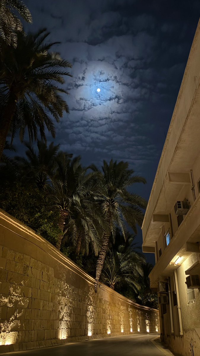 faisal_1p1's tweet photo. قمر اليوم يستحق التأمل 🤍. https://t.co/gxuZgK06et