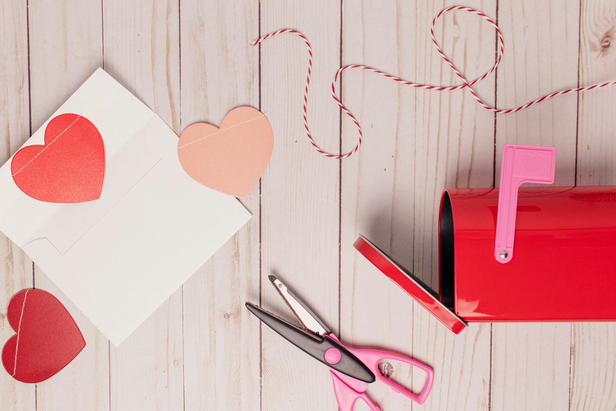 Mila: “Mijn DIY-decoratie-ideeën voor Valentijn!”: 🎈🌹 Originele DIY decoratie-ideeën voor Valentijn: een gepersonaliseerd tafelkleed, creatieve vazen, romantische ballonnen en speelse details! Mila deelt haar tips! 🌹🎈 immovlan.be/nl/article/697…