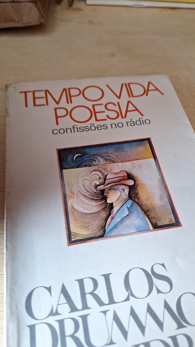lucas_p_alvares's tweet photo. Às vezes eu tenho sorte. Comprei um livro do Drummond num sebo online e ele não apenas veio autografado pelo autor como também é dedicado a um tal de Antonio e uma tal de Gilda (um tal de Antonio Cândido e uma tal de Gilda de Mello e Souza). https://t.co/zsoDm109mH