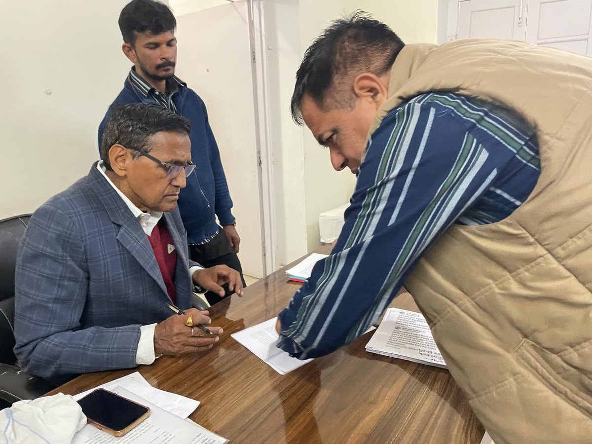 भगीरथ ट्रैफिक फाउंडेशन ने पूर्व मुख्यमंत्री अशोक गहलोत जी से मुलाकात की और पुलिस से जुड़ी मांगों पर चर्चा की। गहलोत जी ने सभी मांगों को सुनकर आश्वासन दिया कि इन्हें विधान सभा में उठाया जाएगा, और पुलिस की नई भर्ती पर भी ध्यान दिया जाएगा।
<a href="/BhajanlalBjp/">Bhajanlal Sharma</a> <a href="/ashokgehlot51/">Ashok Gehlot</a> <a href="/BJP4Rajasthan/">BJP Rajasthan</a>