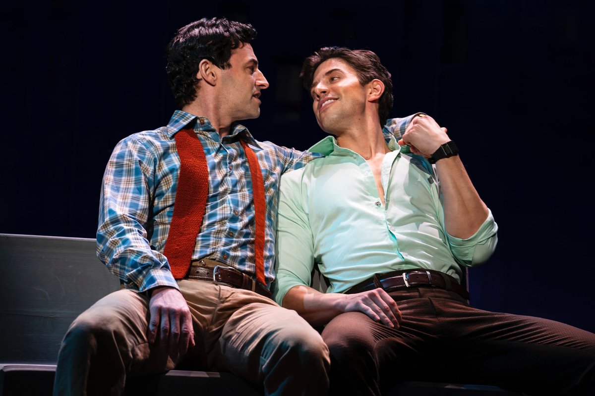TheDramaPodcast's tweet photo. NEW EP w @maxizpad (#Chicago, #AnAmericanInParis). Some topics:

📰Billy Flynn in @ChicagoMusical 
👑Starring w Ariana Madix &amp; Erika Jayne
🇫🇷An American in Paris
👀Tony &amp; Grammy noms
🫶Gavin Creel
🏳️‍🌈Falsettos w @TheNickAdams
🛗#Severance 
&amp;MORE

Listen:https://t.co/pmUFPcefNN https://t.co/lYkMrERIoF