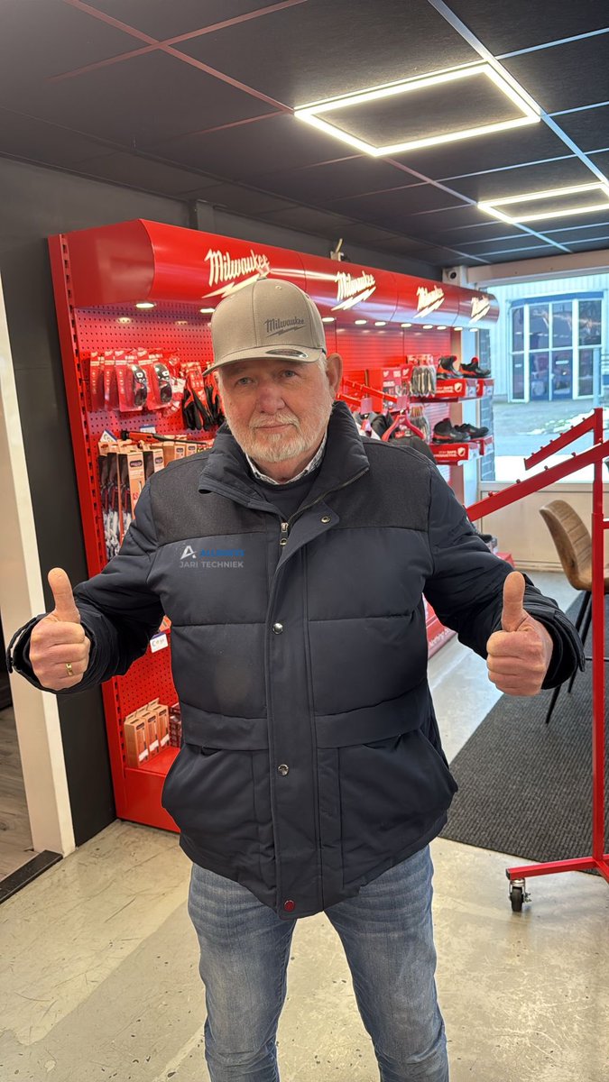 JariTechniek's tweet image. Stralend voor de dag met Milwaukee! 🧢✨

Jong en oud worden blij van de mooie Milwaukee baseball caps! Kijk maar hoe Jan Eiting straalt! 😃

Scoor jouw Milwaukee cap nu bij Jari Techniek, dé officiële Milwaukee dealer.

#Milwaukee #JariTechniek #BaseballCap #StralendVoorDeDag