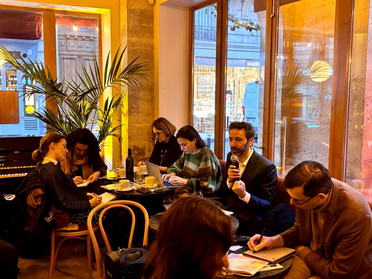 L'Assurance retraite (@l_aretraite) on Twitter photo Rencontre entre les journalistes de l’<a href="/assoajis/">AJIS ➡️ @assoajis.bsky.social</a> et <a href="/renaud_villard/">Renaud Villard</a>, directeur général de la Caisse nationale de l'Assurance retraite. L’occasion d’aborder :
👉 l’actualité de la retraite
👉 les grands chantiers de 2025
En savoir plus ➡️ bit.ly/4hy4klK
#LAssuranceRetraite Rencontre entre les journalistes de l’<a href="/assoajis/">AJIS ➡️ @assoajis.bsky.social</a> et <a href="/renaud_villard/">Renaud Villard</a>, directeur général de la Caisse nationale de l'Assurance retraite. L’occasion d’aborder :
👉 l’actualité de la retraite
👉 les grands chantiers de 2025
En savoir plus ➡️ bit.ly/4hy4klK
#LAssuranceRetraite