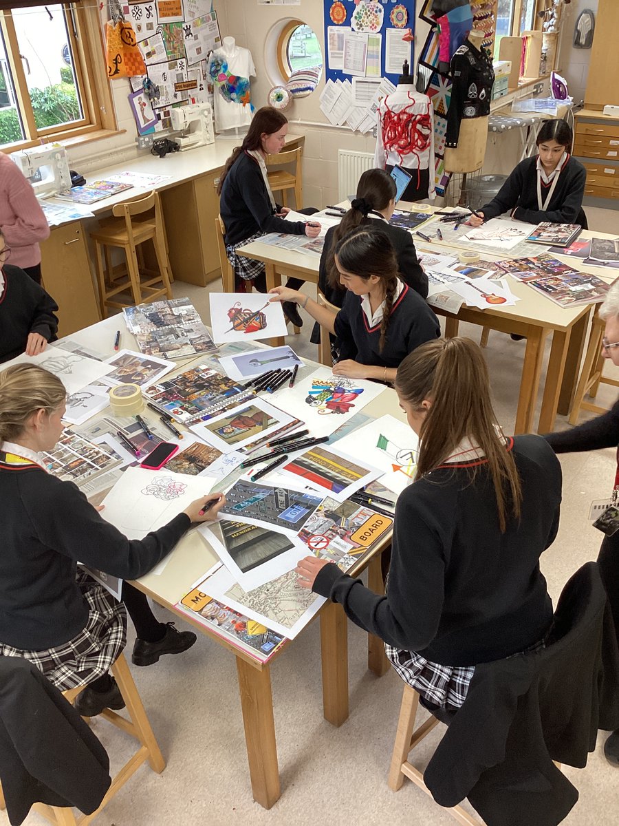 PipersSenior's tweet image. We had a fantastic year 11 Textiles workshop today with artist and tutor, Jeanette Barnes. Students learnt various drawing skills which they will develop later into print, embroidery and design ideas. #PipersYear11 #PipersInspire
