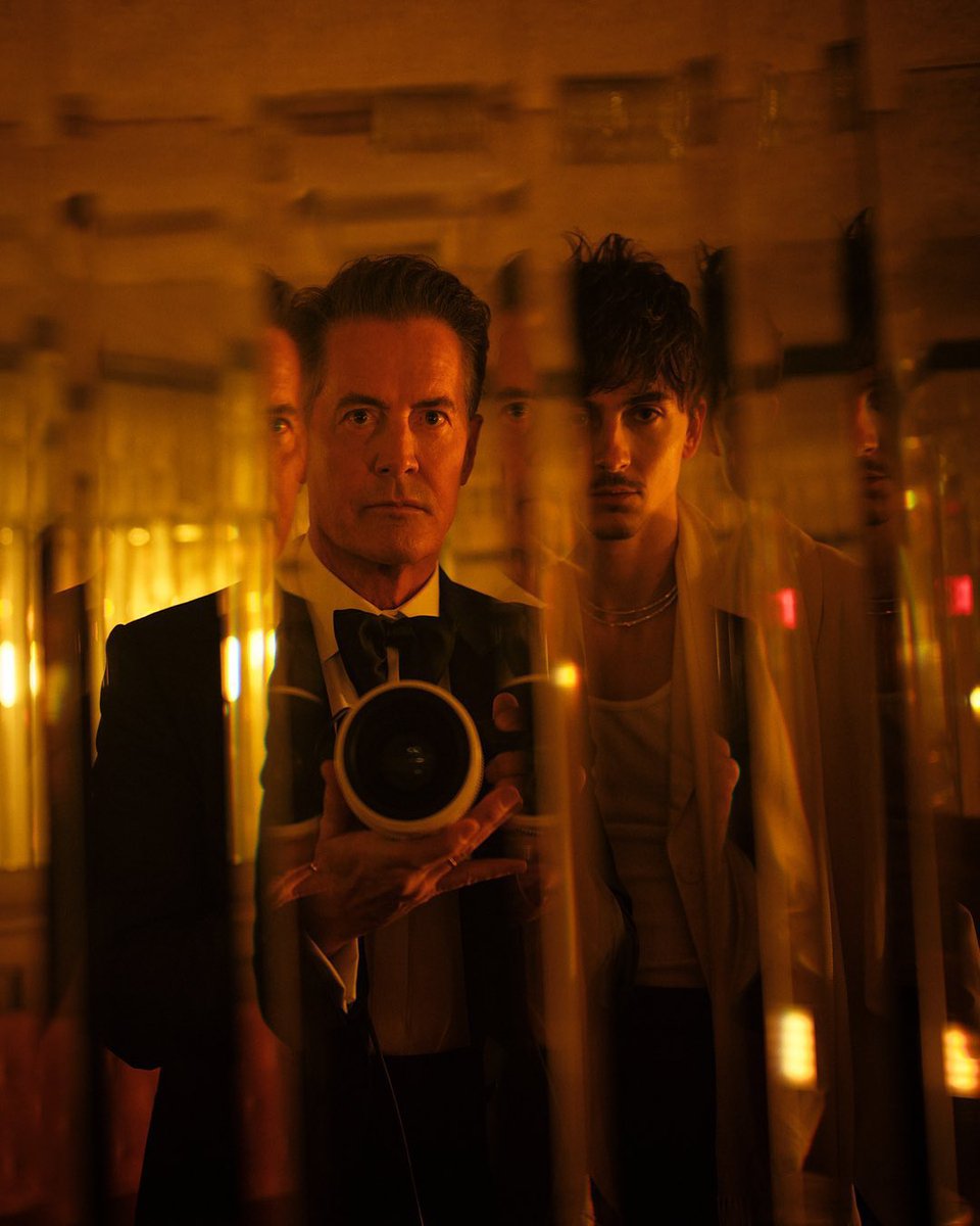 Baswa_'s tweet photo. Denis Villeneuve a choisi Kyle MacLachlan pour une nouvelle séance photo avec Timothée Chalamet pour rendre hommage à David Lynch et à leur travail commun sur “DUNE”

Les deux acteur ont incarnés Paul Atreides https://t.co/8RmaoIkG5X