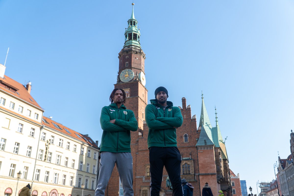 WKS_SlaskBasket's tweet photo. Nie tylko odebrani z @WroclawAirport ✈️

Nie tylko już dwa pierwsze treningi z drużyną za nimi 💪

Ale także zdążyli wpaść na Rynek 🏦

Welcome to Wrocław guys! 👊

#plkpl #HejŚląsk https://t.co/A7KY2K4p50