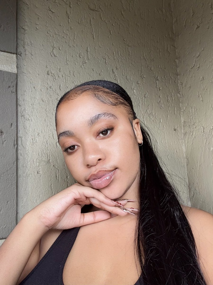 Lethabo_Jasmin's tweet photo. Enjoying these makeup free days.🤍 https://t.co/umo0wFxAHo