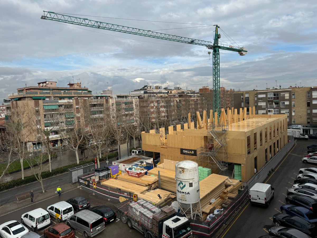 🩺 Les obres del nou ambulatori avancen a bon ritme i ja es pot veure aixecada part de la seva estructura. 

🪵 L'estructura és de fusta, que és un material clau en la construcció perquè són sostenibles, eficients i versàtils. 

👍 Us diem alguns dels seus beneficis: