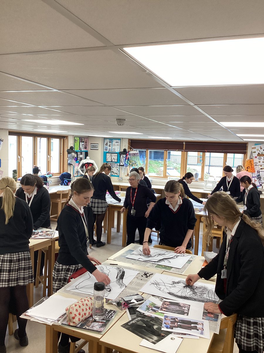 PipersSenior's tweet image. We had a fantastic year 11 Textiles workshop today with artist and tutor, Jeanette Barnes. Students learnt various drawing skills which they will develop later into print, embroidery and design ideas. #PipersYear11 #PipersInspire