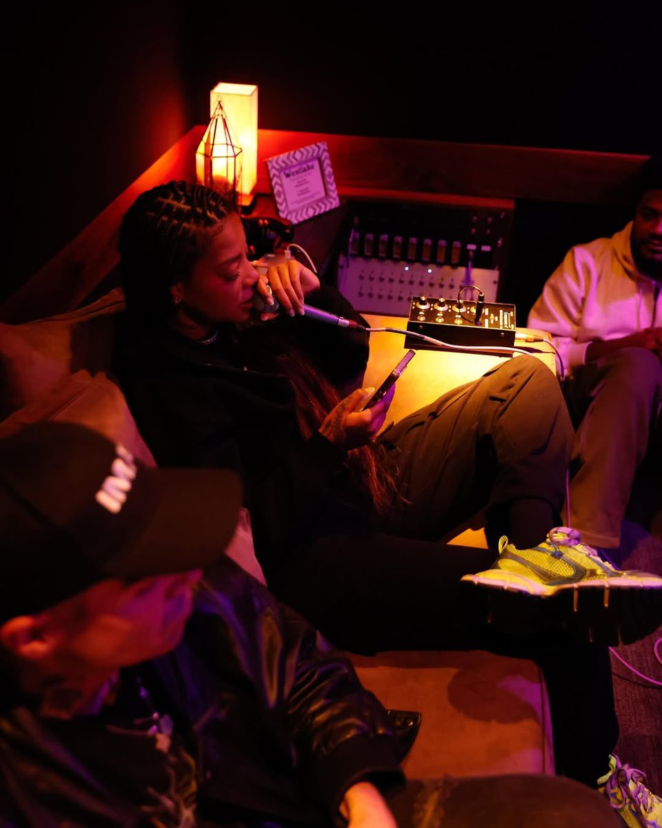 trackchartt's tweet image. A preta vai emocionar! Novas imagens de Ludmilla preparando a sua nova era R&amp;amp;B. Ansiosos? 👀🔥