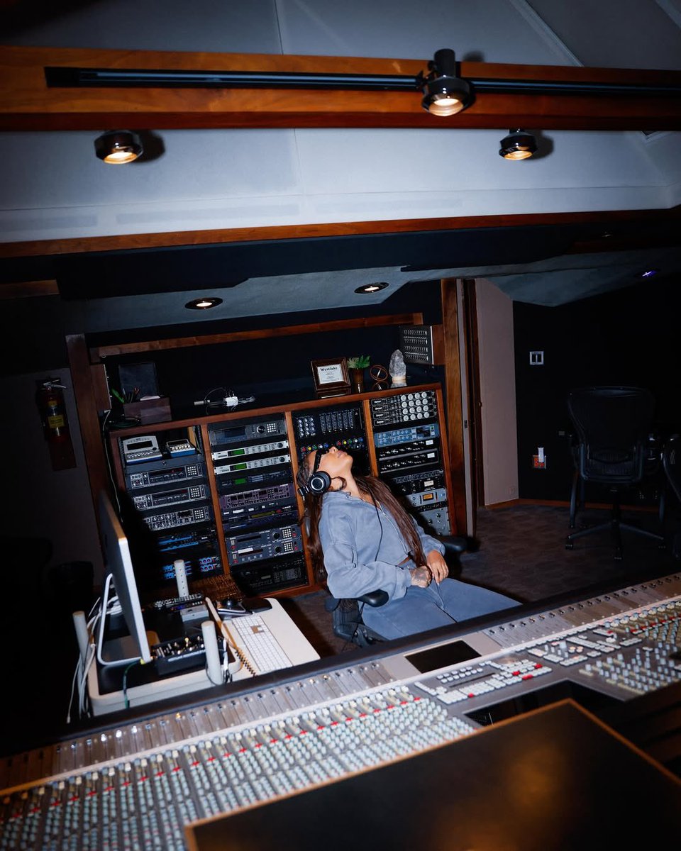 trackchartt's tweet image. A preta vai emocionar! Novas imagens de Ludmilla preparando a sua nova era R&amp;amp;B. Ansiosos? 👀🔥