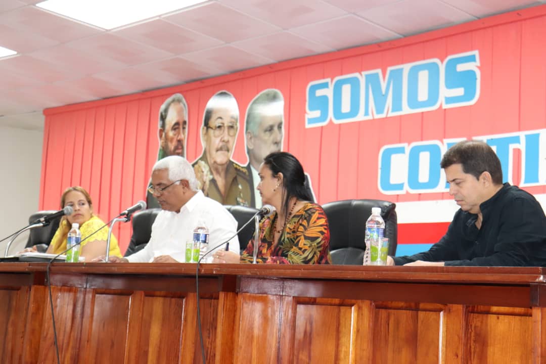 📣| ¡Ahora!
Se desarrolla la Reunión Anual de Trabajo de <a href="/DpjGranmaMinjus/">Dirección Provincial de Justicia Granma</a>. El encuentro es presidido por @OscarCubaMinjus ministro y Yalena Mesa Olivares, funcionaria provincial del <a href="/PartidoPCC/">Partido Comunista de Cuba</a>
 el territorio.
🔗