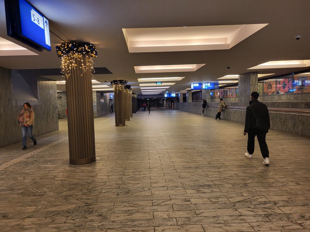 Is station Breda niet wat overbemeten? Fijn die Italia-Belgo jaren 50 onderdoorgangen,  maar wat staat er veel leeg. Voor een perfecte aansluiting op de stad ligt de stationspassage  een meter of 25 te veel naar het westen. En alle afmetingen lijken 5% te groot.