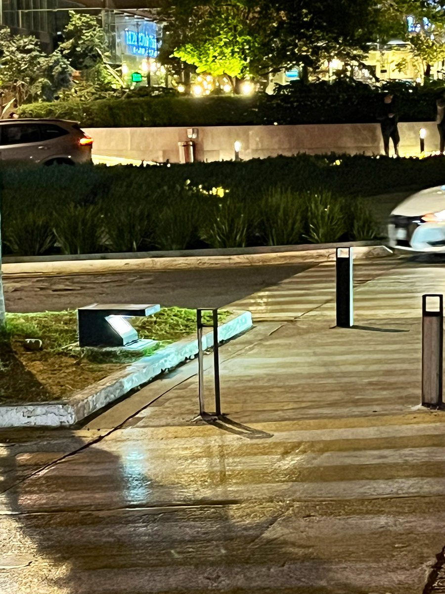 Hoy se colocó una lámpara peatonal que faltaba del #presupuestoparticipativo 2024 en el paso peatonal de Luis Barragán y av Santa Fe