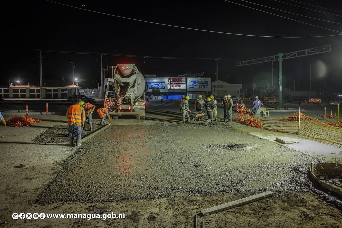 Nuestros operarios trabajan incansablemente en la modernización de la arteria principal de la ciudad, mejorando la infraestructura para el bienestar de todos.
#2025AvanzandoEnLaRevolución 
#NicaraguaConDanielYRosario