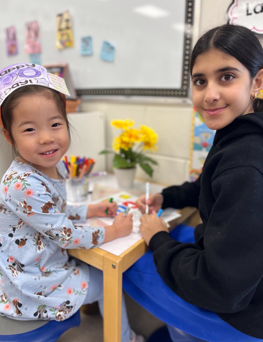 HTS_Kindies's tweet image. Ask us about spreading love to our reading buddies on the #100th #dayofschool.❤️📚🗓️  #friendshipcard #surprisetreat #kindergarten #belonging @HTS_MsJovanovic @HTS_MsMcCrory @HTSRichmondHill 
@HTS_MsRanieri  📸