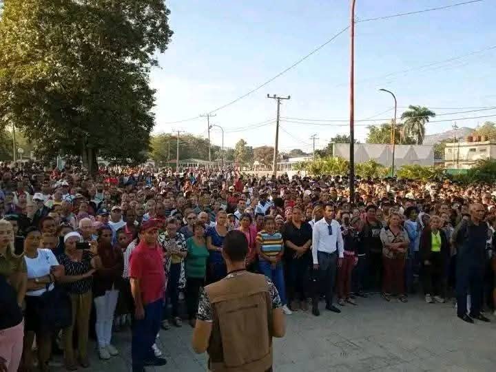 🖤|Llegan las cenizas del trovador cubano Eduardo Sosa, a su natal Mayarí Arriba, en el  Segundo Frente. 
 👉Las cenizas estuvieron escoltadas por su hermano Candido Sosa y varios de sus familiares.
Hasta siempre Amigo🖤