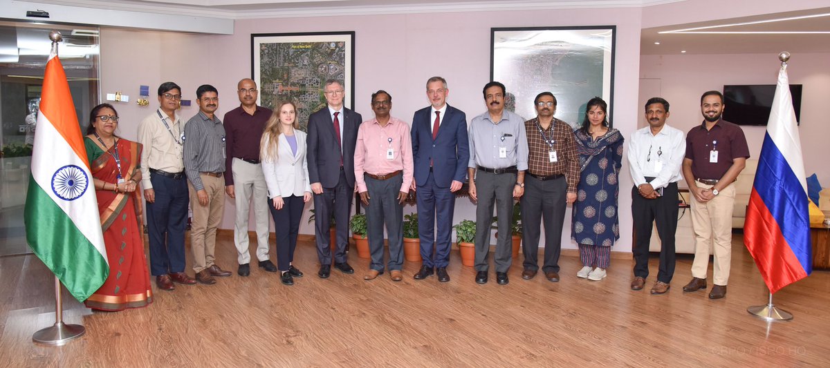 AmbRus_India's tweet image. 🇷🇺🇮🇳 A cordial meeting with Dr V.Narayanan, Chairman, @isro, & Secretary, DOS. Exchanged views on strengthening #RussiaIndia cooperation in space exploration and related fields.