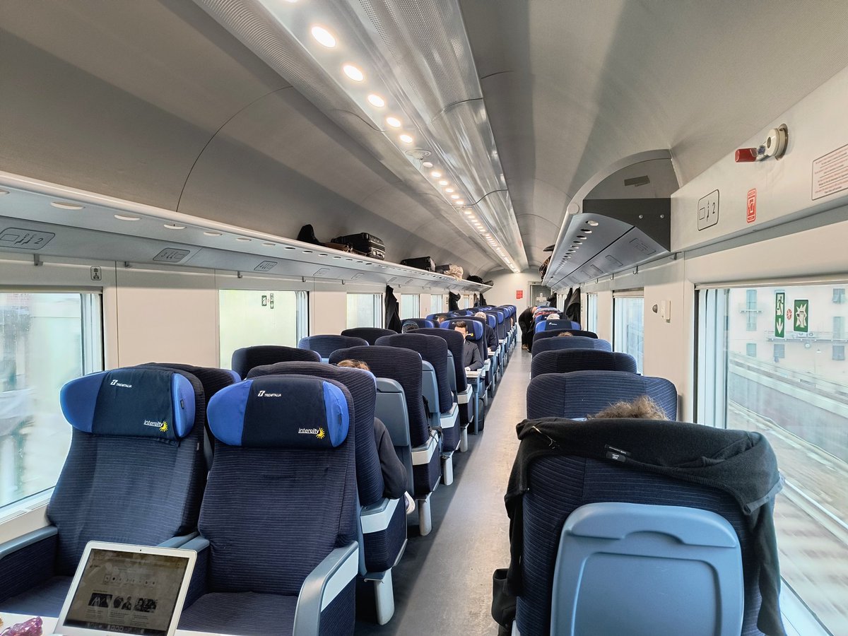 lejeunedutrain's tweet image. Cet après-midi, c'est #Intercity de @fsitaliane sur le tronçon Genova Brignole / Milano Porta Garibaldi.

Plus de voiture bar mais des distributeurs dont 1 qui propose quand même un vrai expresso italiano 😁

#IC674 Livorno Centrale / Milano Centrale