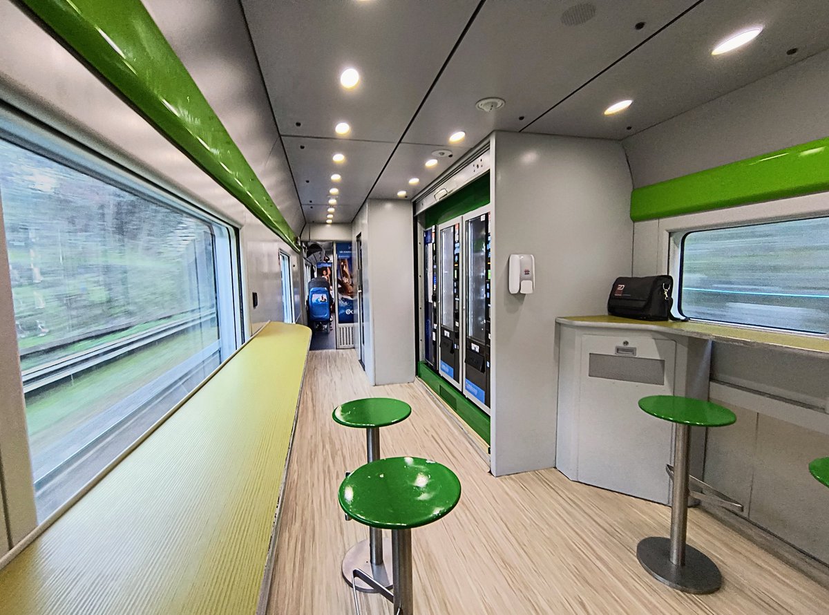 lejeunedutrain's tweet image. Cet après-midi, c'est #Intercity de @fsitaliane sur le tronçon Genova Brignole / Milano Porta Garibaldi.

Plus de voiture bar mais des distributeurs dont 1 qui propose quand même un vrai expresso italiano 😁

#IC674 Livorno Centrale / Milano Centrale