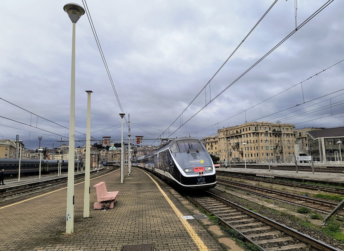 lejeunedutrain's tweet image. Cet après-midi, c'est #Intercity de @fsitaliane sur le tronçon Genova Brignole / Milano Porta Garibaldi.

Plus de voiture bar mais des distributeurs dont 1 qui propose quand même un vrai expresso italiano 😁

#IC674 Livorno Centrale / Milano Centrale