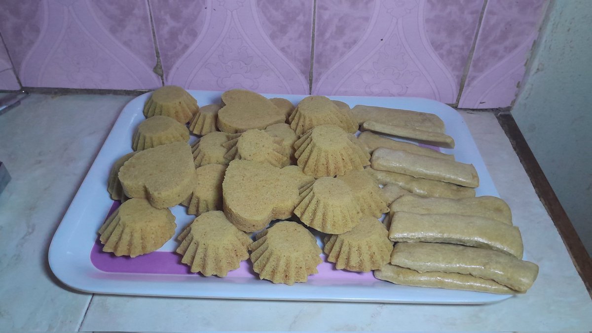 keesoncake's tweet photo. @Auntyadaa Cakes..... https://t.co/KUAw2JtB6z