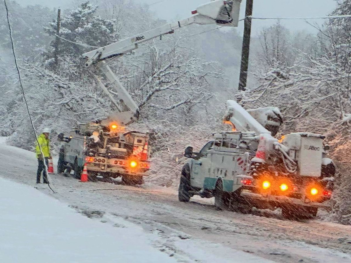 choptankcoop's tweet photo. Our crew worked in the winter storm last night to repair a low line in Worcester County before heavy snowfall caused it to sag further. This preventative measure ensured no damage to vehicles below and no power outages. Thank you to our member who reported this low line! https://t.co/3hufqNwMsD