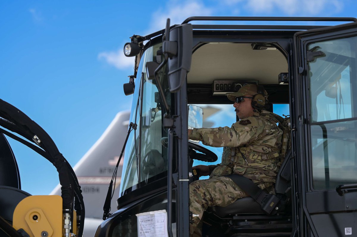 US_TRANSCOM's tweet photo. βοΈ Exercise NEXUS FORGE 2025 is underway!
U.S. Air Force C-17 Globemaster IIIs arrived at Kalaeloa Airport, Hawaii, to support this large-scale Expeditionary Air Base certification event, enhancing interoperability & readiness in the Indo-Pacific.πͺ#TogetherWeDeliver #NexusForge https://t.co/5Y41swOifN
