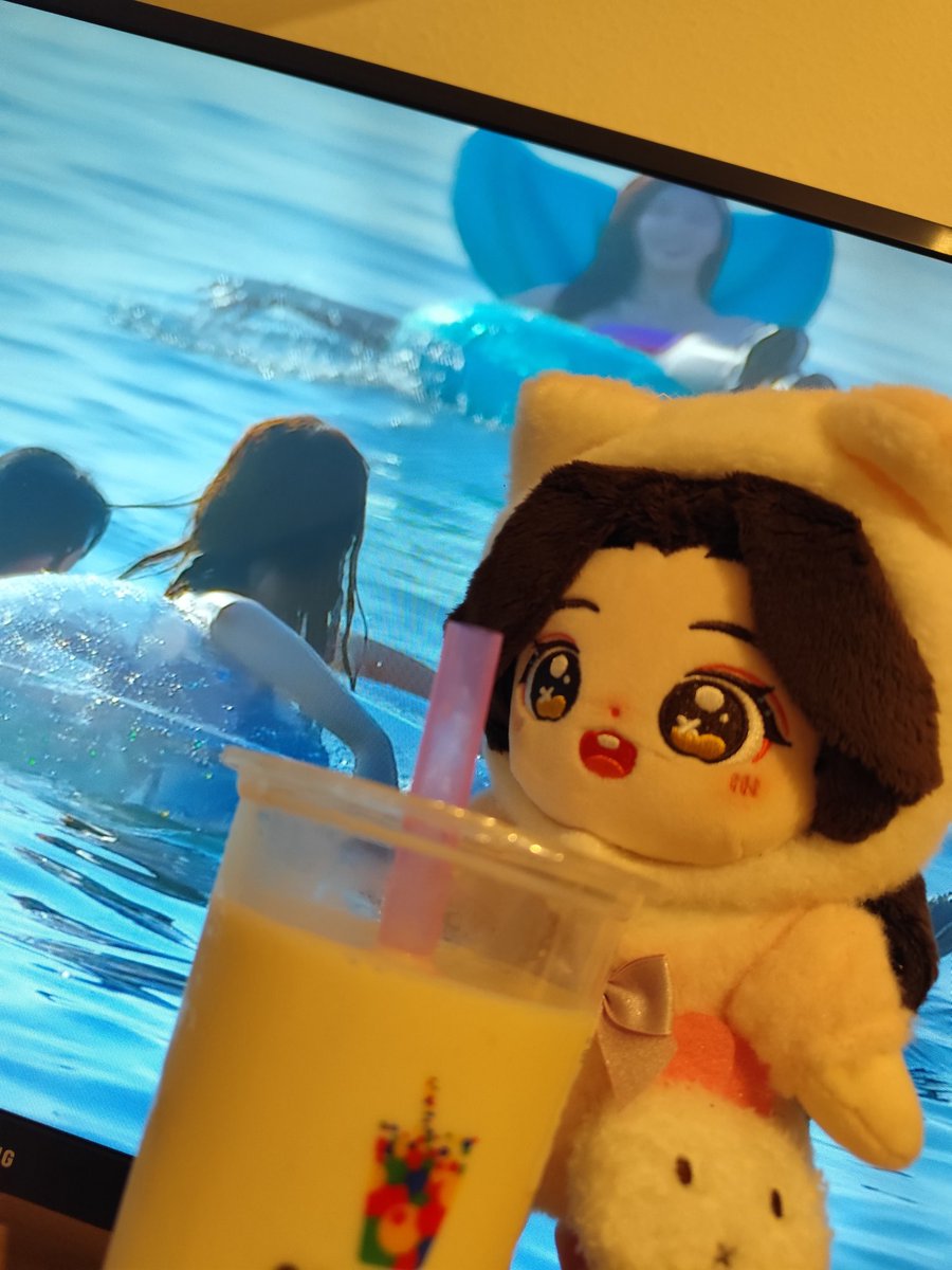 Baby is watching the final episode of Single's Inferno with me and he even got a pink straw for his boba🩷🩷